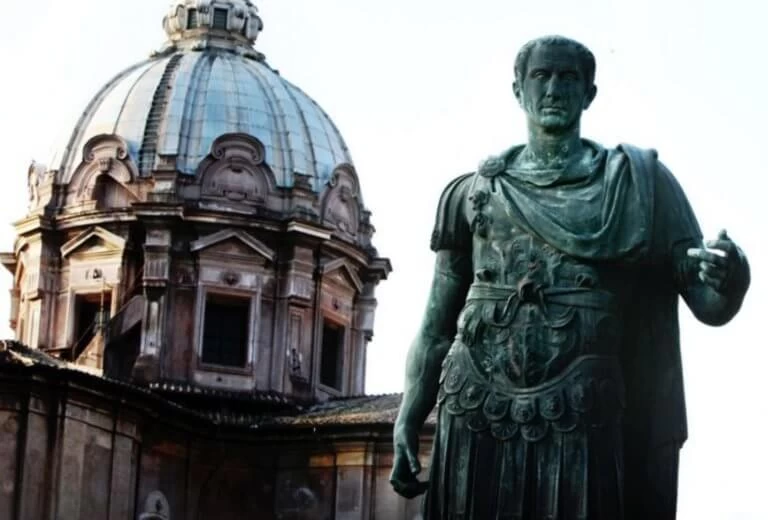 «Η γυναίκα του Καίσαρα, δεν αρκεί να είναι τίμια…» – Η περίφημη φράση και η ιστορία της